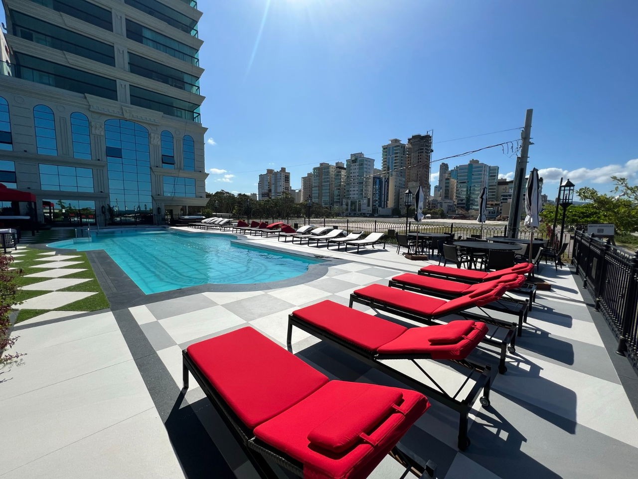 Apartamento Frente Mar Pronto Mobiliado em Itapema/SC no bairro Meia Praia,Localização Privilegiada, 180m² com 4 suítes e 4 vagas de garagem. Investir