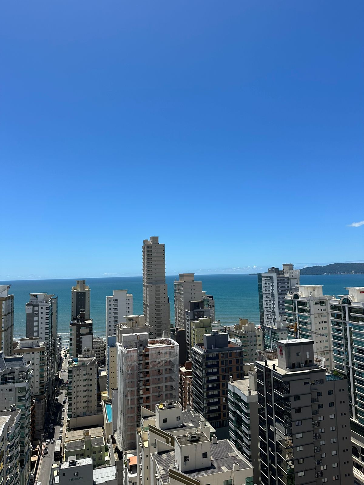 Apartamento Novo e Pronto para Morar em Itapema/SC no bairro Andorinha, a 480m do mar, com 137m², 3 Suítes e 3 Vagas de garagem, com Lazer Completo.