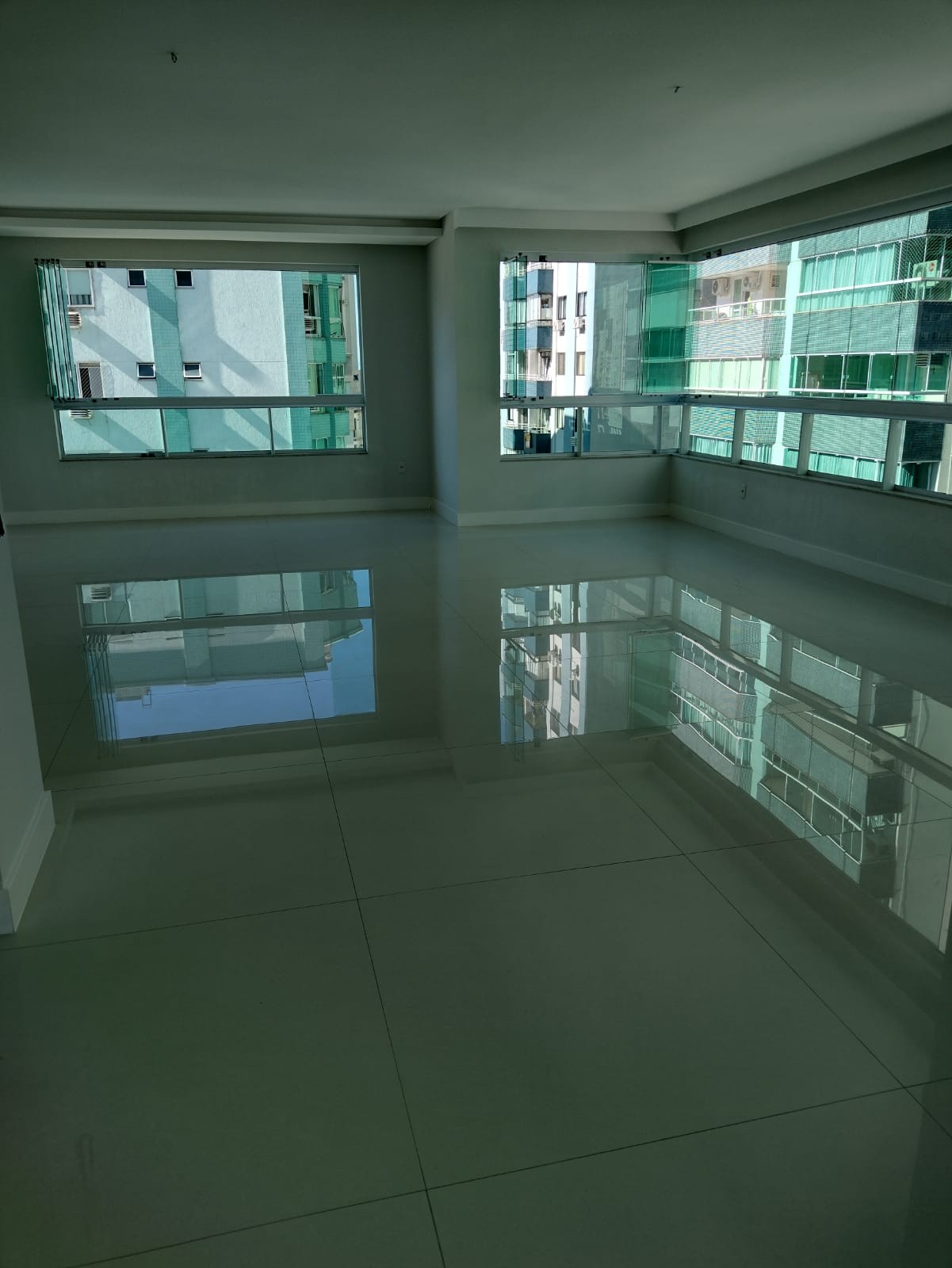 Apartamento de Luxo Pronto no Centro de Balneário Camboriú-SC: 3 suítes, 4 banheiros, 3 vagas de garagem, 145,82m² de área.