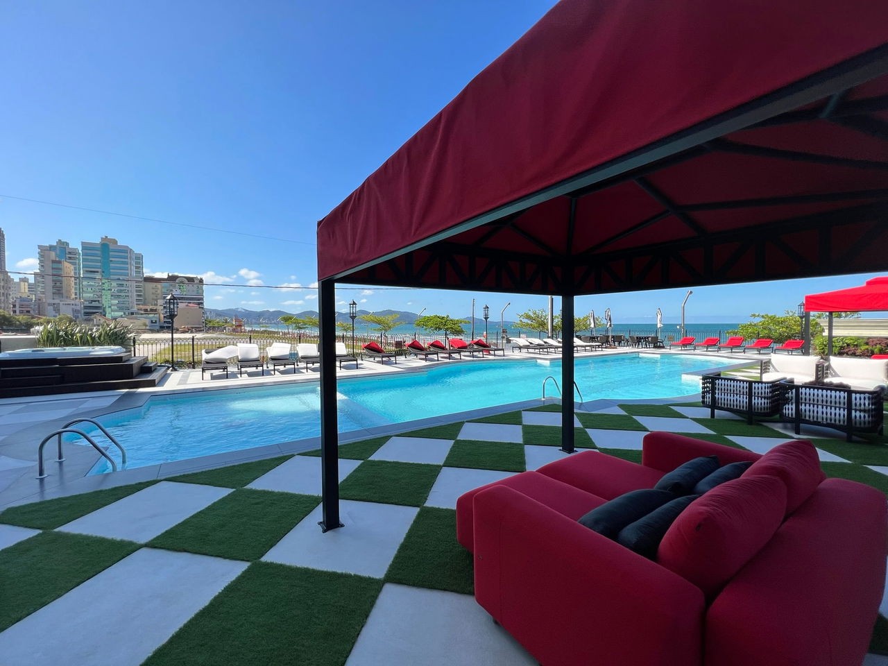 Apartamento de Luxo Frente Mar Pronto Para Morar em Itapema/SC, bairro Meia Praia. 180m², 4 suítes e 3 vagas de garagem. Localização privilegiada.