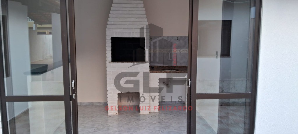 Casa a venda em Itapema/SC com 160m² área privativa sendo 2 dormitórios, 1 vaga de garagem, casa bem localizada