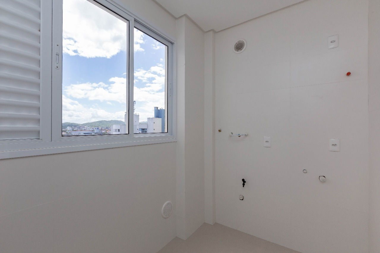 Apartamento de luxo Pronto na cidade de Balneário Camboriú/SC, no bairro Centro, com 4 Suítes e 3 Vagas de Garagem. Localização Privilegiada.