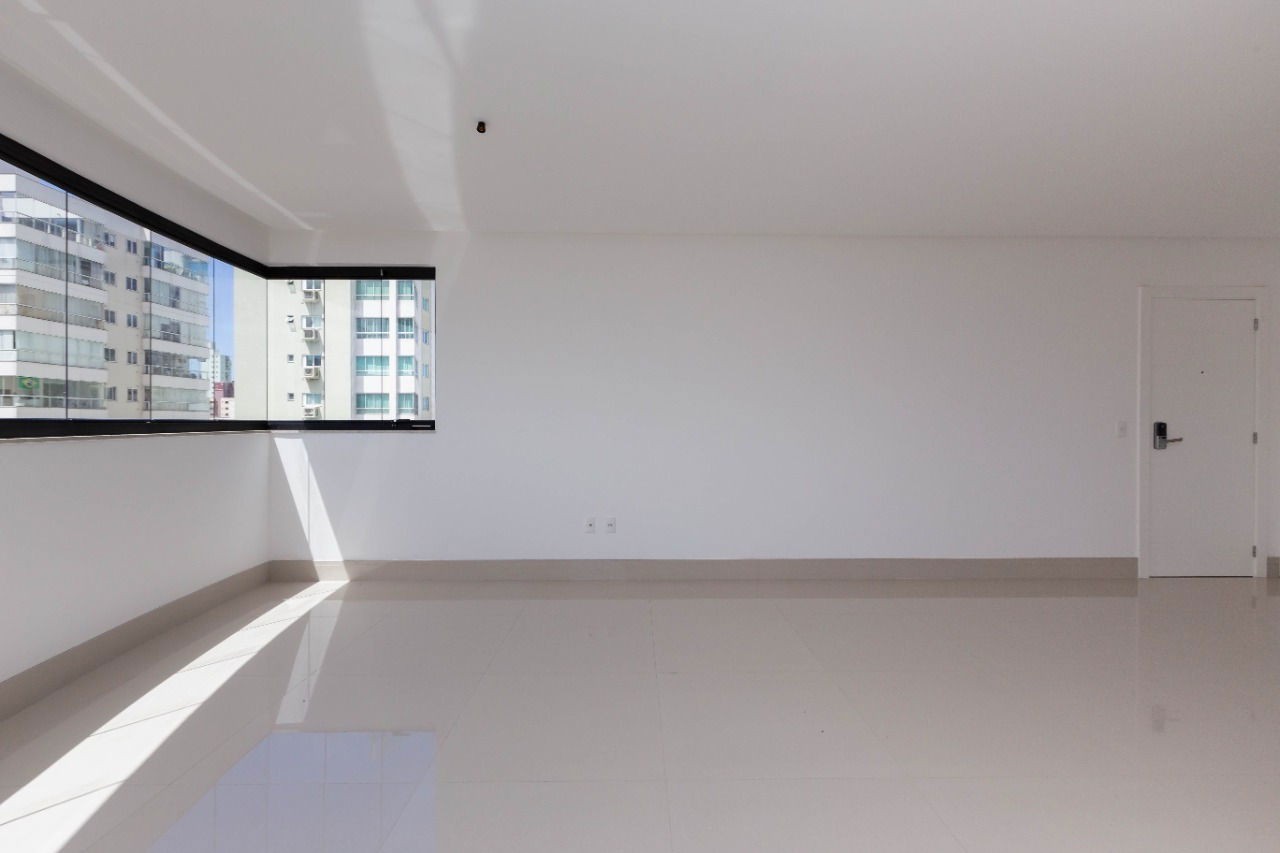 Apartamento de luxo Pronto na cidade de Balneário Camboriú/SC, no bairro Centro, com 4 Suítes e 3 Vagas de Garagem. Localização Privilegiada.