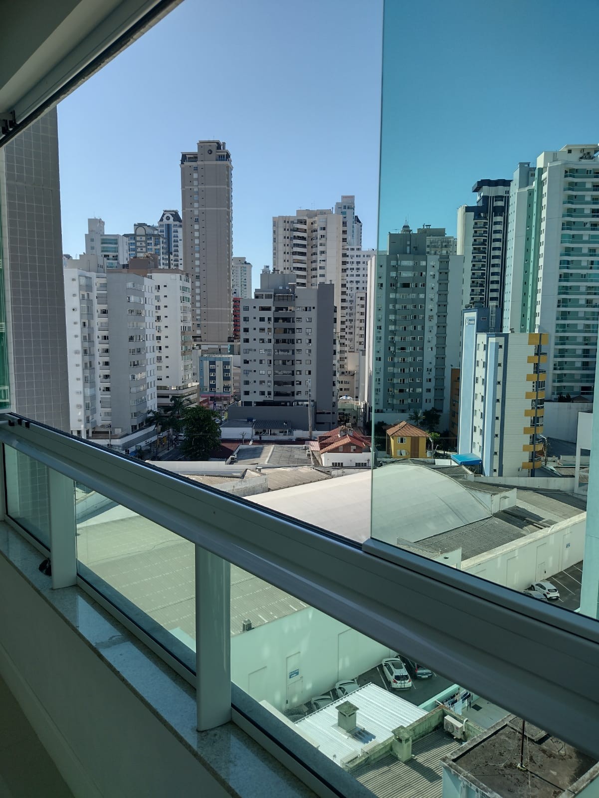 Apartamento de Luxo Pronto no Centro de Balneário Camboriú-SC: 3 suítes, 4 banheiros, 3 vagas de garagem, 145,82m² de área.