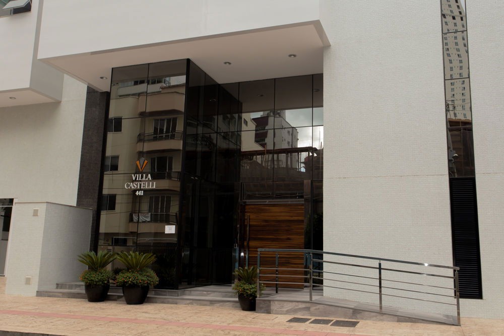 Apartamento de luxo Pronto na cidade de Balneário Camboriú/SC, no bairro Centro, com 4 Suítes e 3 Vagas de Garagem. Localização Privilegiada.