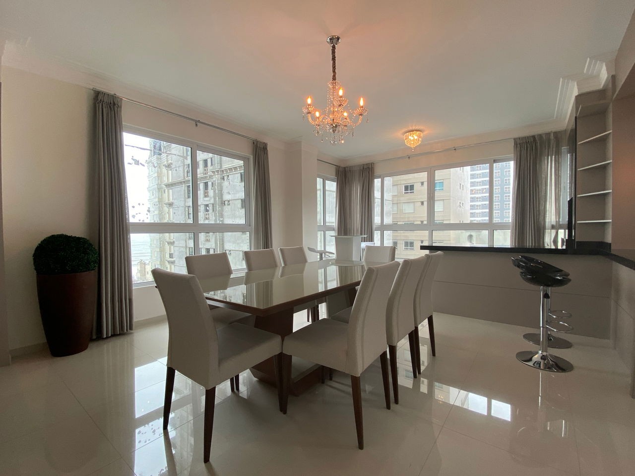 Venda de Apartamento Pronto de Luxo na Meia Praia, Itapema-SC: 4 Quartos, 3 Suítes, 4 Banheiros, 3 Vagas de Garagem!