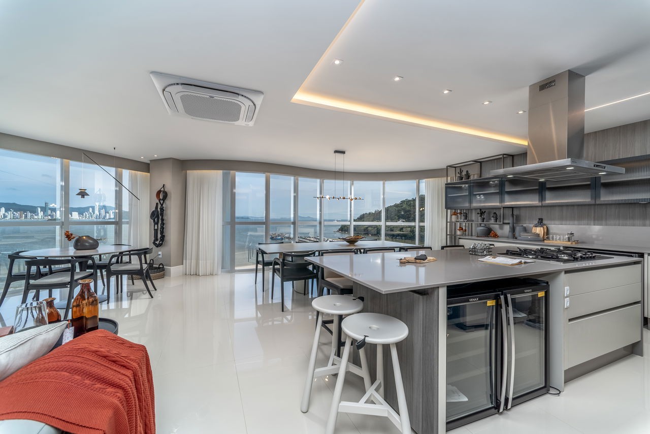 Apartamento de luxo pronto no Centro de Balneário Camboriú-SC: 4 quartos, 4 suítes, 5 banheiros, 4 vagas de garagem, 237m²
