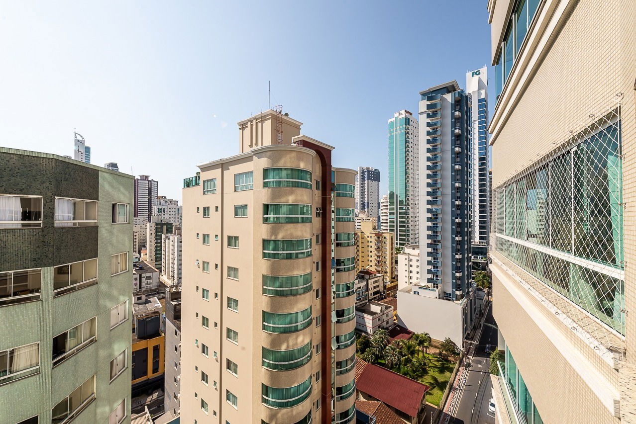 Sala comercial na cidade de Balneário Camboriú/SC no bairro Centro, com 109m² e 1 Vaga de Garagem.