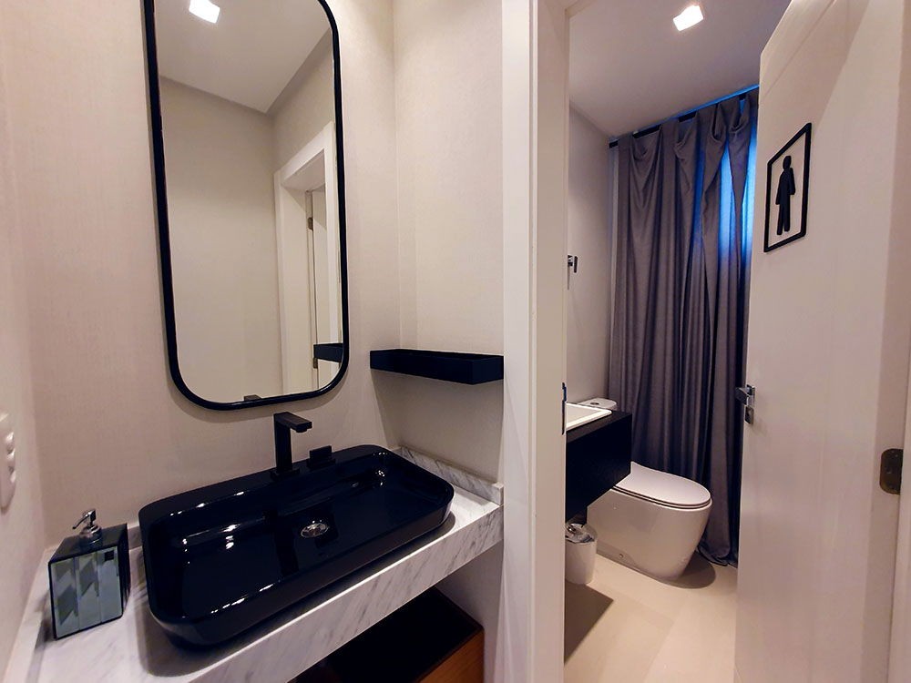 Apartamento de Luxo Pronto no Centro de Balneário Camboriú-SC: 3 suítes, 4 banheiros, 3 vagas de garagem, 145,82m² de área.