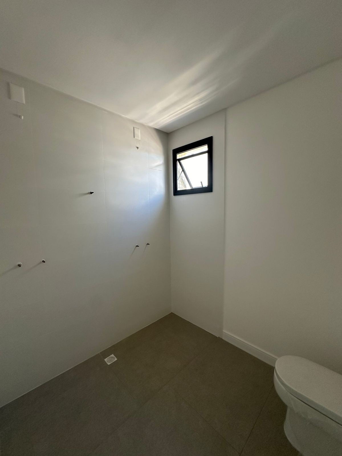 Apartamento Novo e Pronto para Morar em Itapema/SC no bairro Andorinha, a 480m do mar, com 137m², 3 Suítes e 3 Vagas de garagem, com Lazer Completo.
