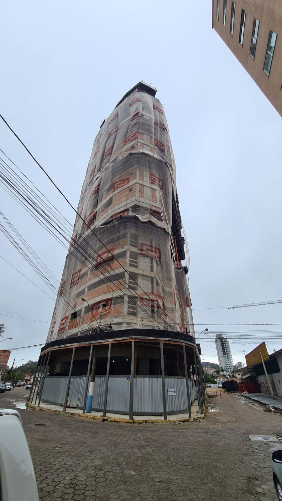 Apartamento em Construção na cidade de Itapema/SC no bairro Meia Praia, 1 dormitório e 1 Vaga de garagem. Bem localizado. Investir