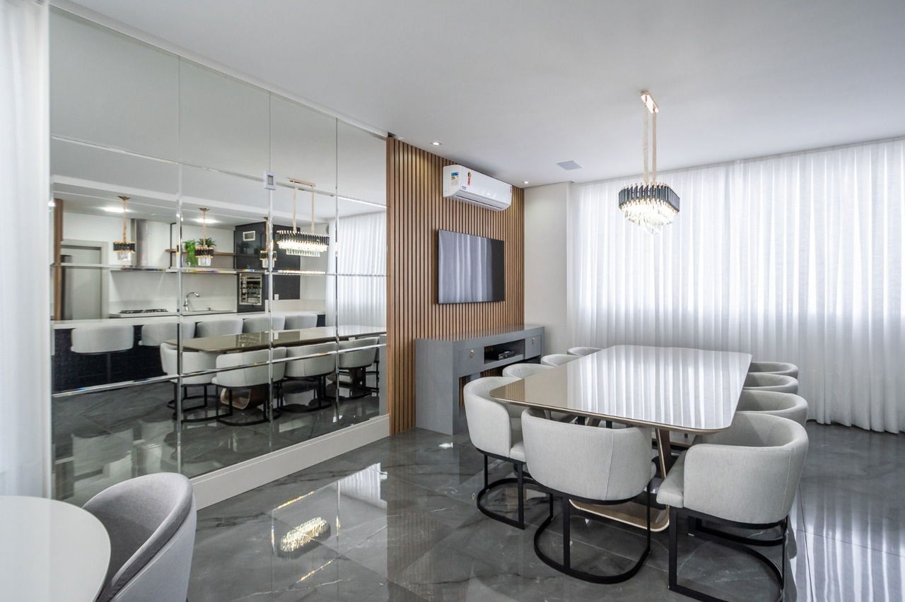 Apartamento de luxo pronto na cidade de Balneário Camboriú/SC, no bairro Centro, com 4 Suítes e 3 Vagas de Garagem. Localização Privilegiada.
