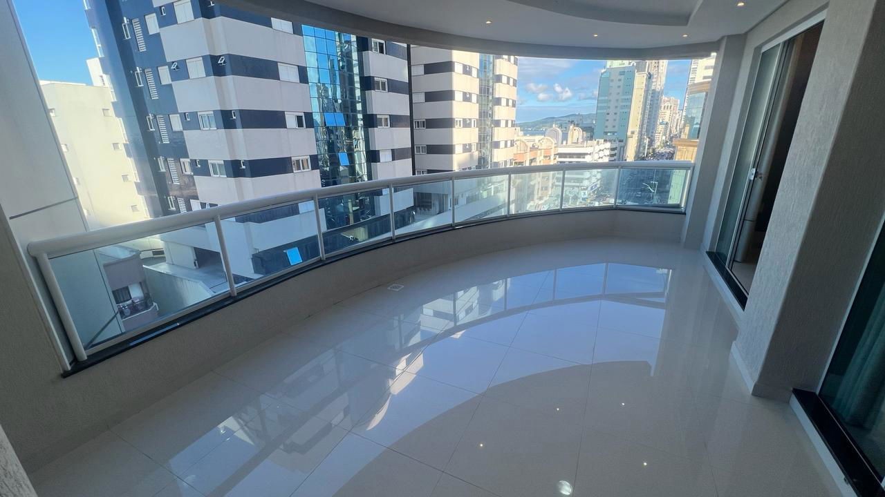 Apartamento Pronto Mobiliado em Itapema/SC no bairro Meia Praia, com 268m², 4suítes e 2vagas de gragem. Ótima localização a 400m do mar. Investimento.