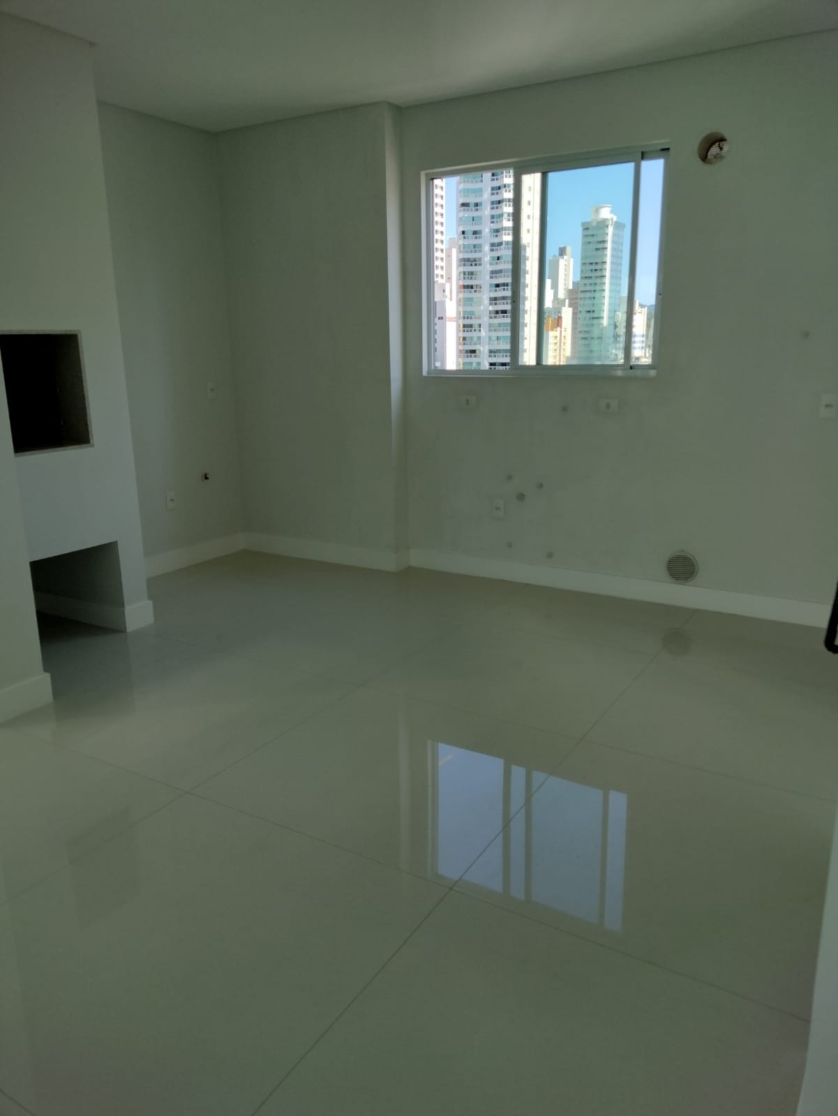 Apartamento de Luxo Pronto no Centro de Balneário Camboriú-SC: 3 suítes, 4 banheiros, 3 vagas de garagem, 145,82m² de área.