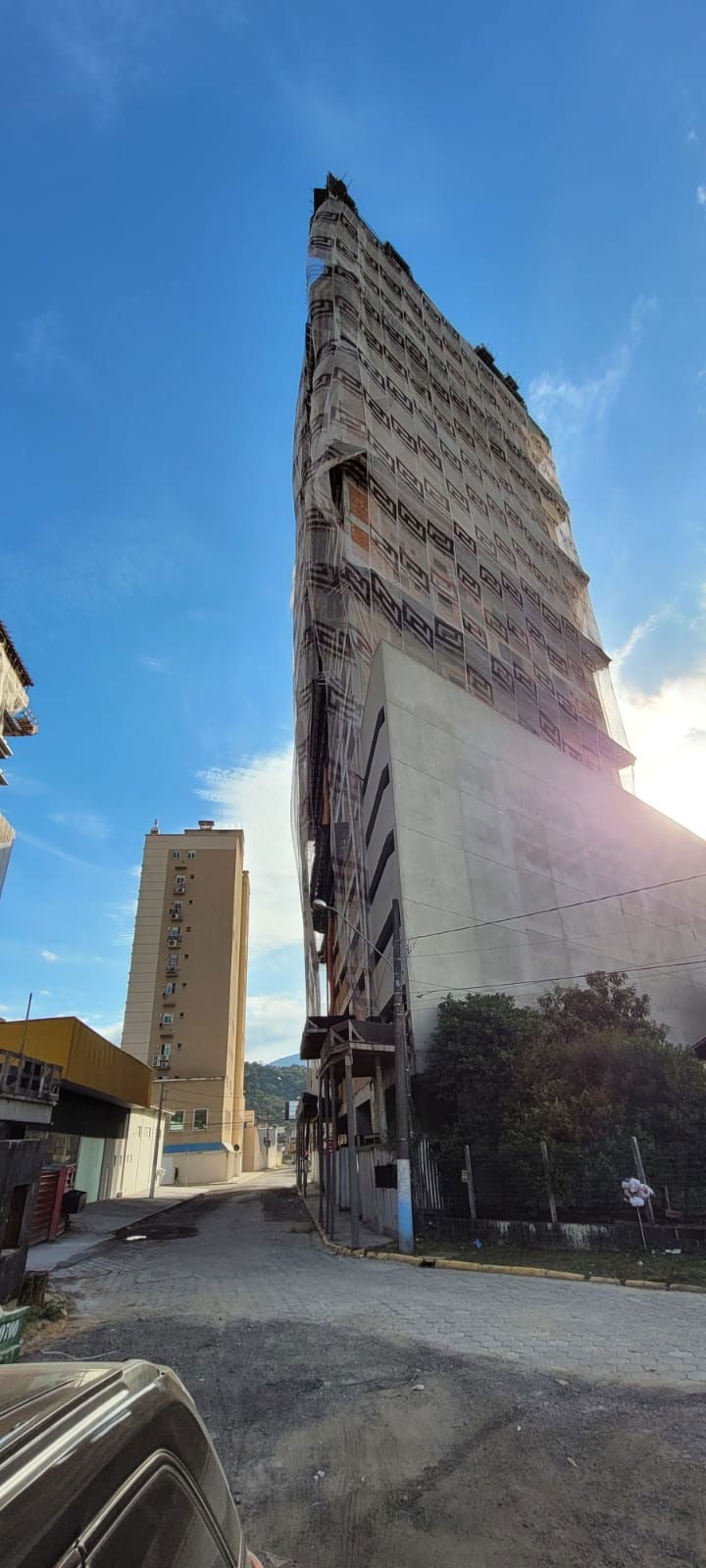 Apartamento em Construção na cidade de Itapema/SC no bairro Meia Praia, 1 dormitório e 1 Vaga de garagem. Bem localizado. Investir