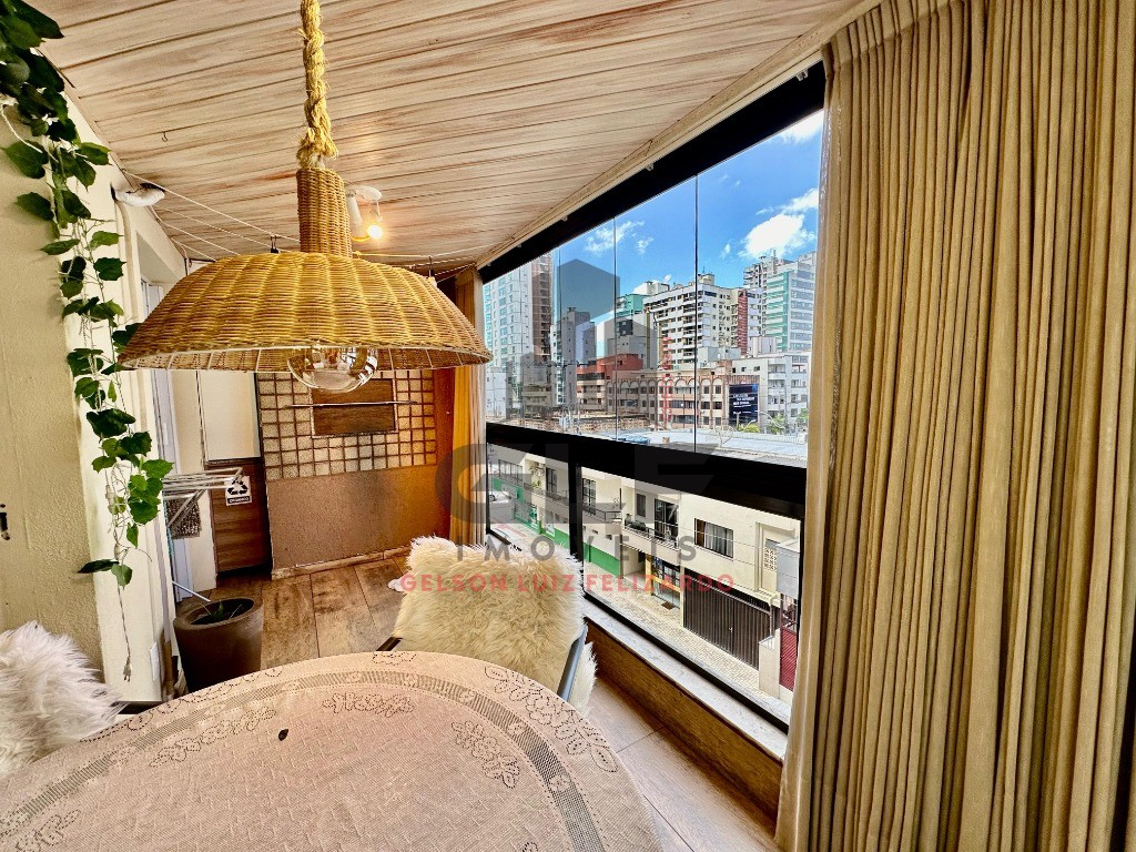 Apartamento Alto Padrão Mobiliado na cidade de Itapema/SC no bairro Meia Praia, 3 dormitórios 1 suíte e 1 Vaga de garagem. Bem localizado. Investir