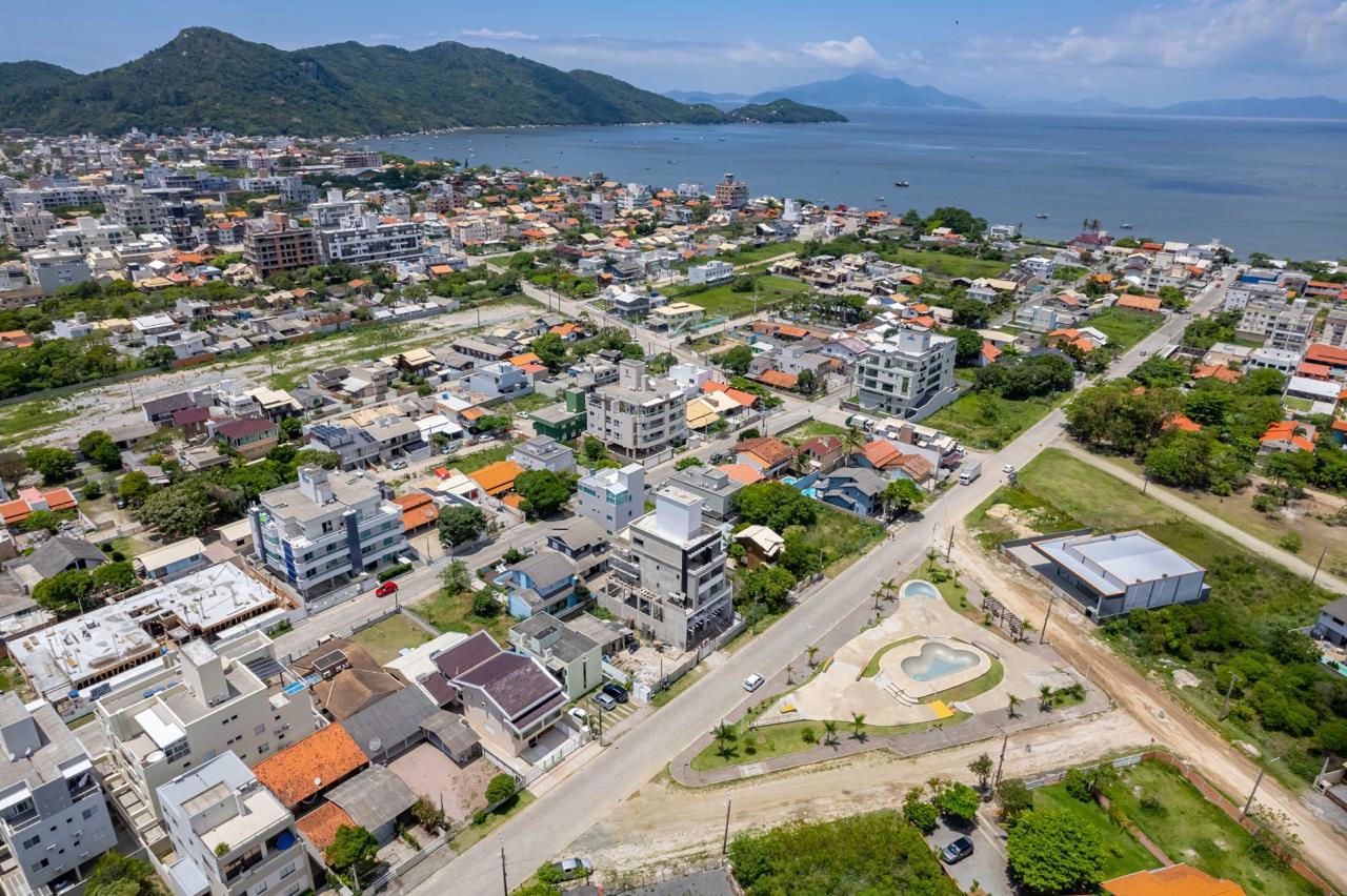 Apartamento Pronto à venda em Bombinhas-SC, Canto Grande: 1 quarto, 1 suíte, 1 banheiro, 1 vaga - 70m². Aproveite!