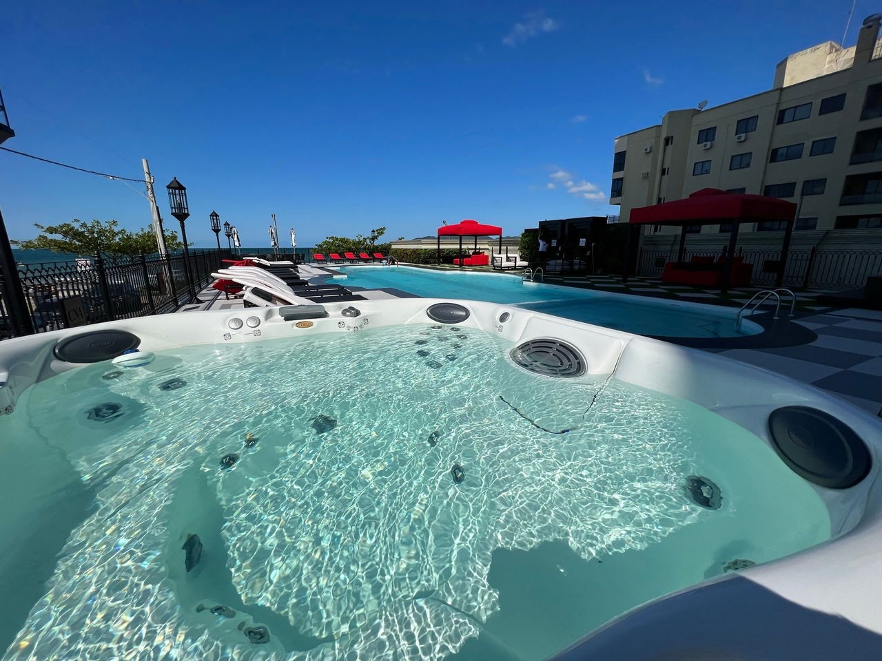 Apartamento de Luxo Frente Mar Pronto Para Morar em Itapema/SC, bairro Meia Praia. 180m², 4 suítes e 3 vagas de garagem. Localização privilegiada.