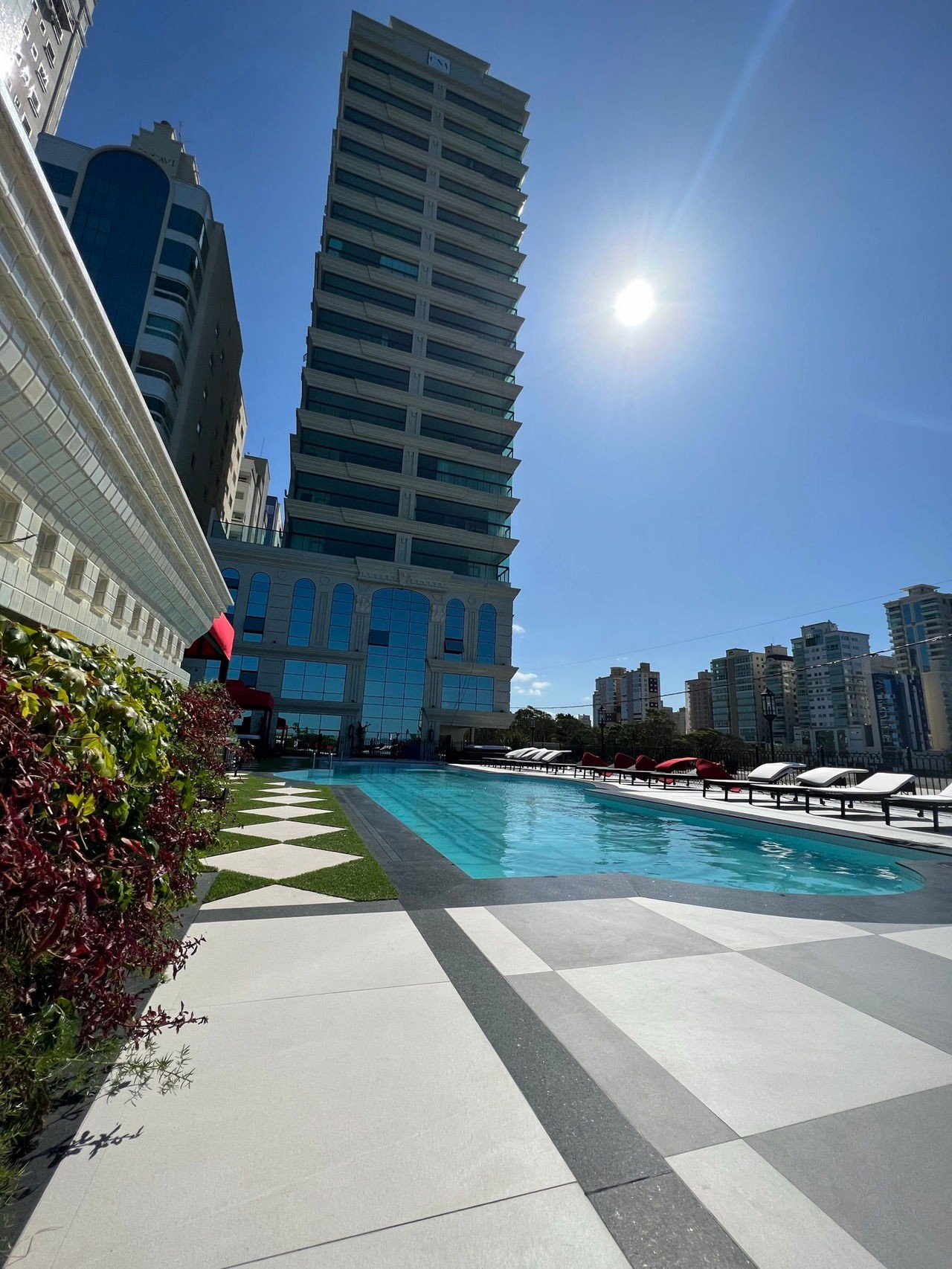 Apartamento de Luxo Frente Mar Pronto Para Morar em Itapema/SC, bairro Meia Praia. 180m², 4 suítes e 3 vagas de garagem. Localização privilegiada.