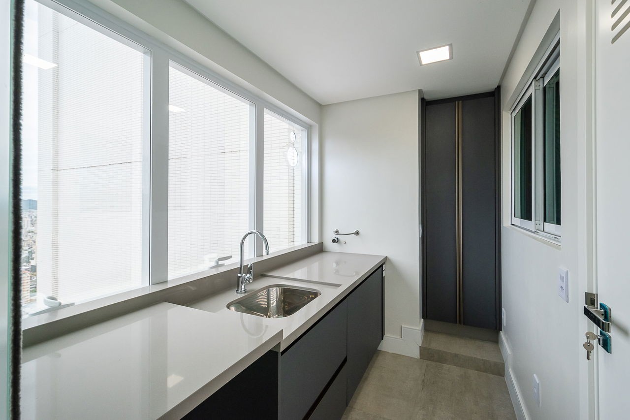 Imperdível apartamento Pronto à venda em Itajaí-SC, no bairro Fazenda: 3 quartos, 3 suítes, 5 banheiros, 5 vagas de garagem, 328,96 m²!