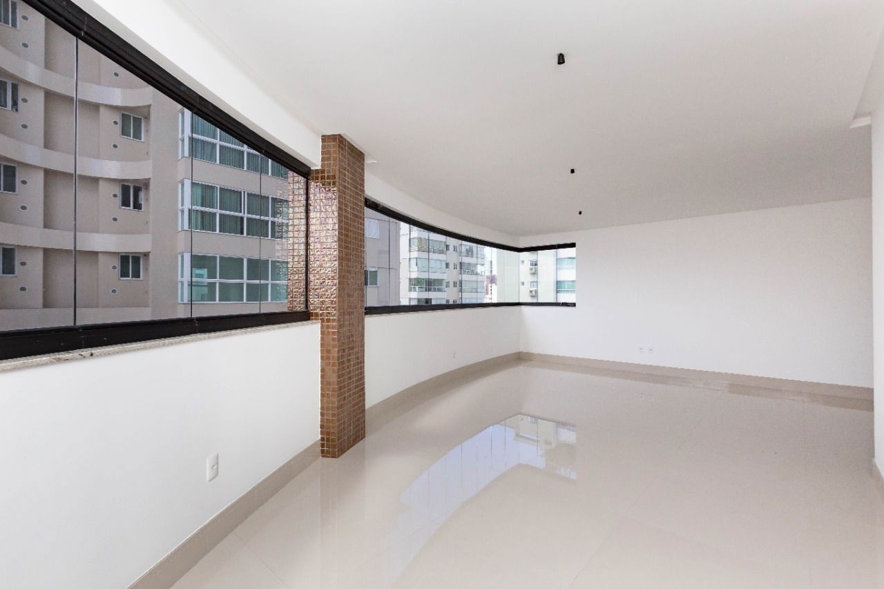 Apartamento de luxo Pronto na cidade de Balneário Camboriú/SC, no bairro Centro, com 4 Suítes e 3 Vagas de Garagem. Localização Privilegiada.