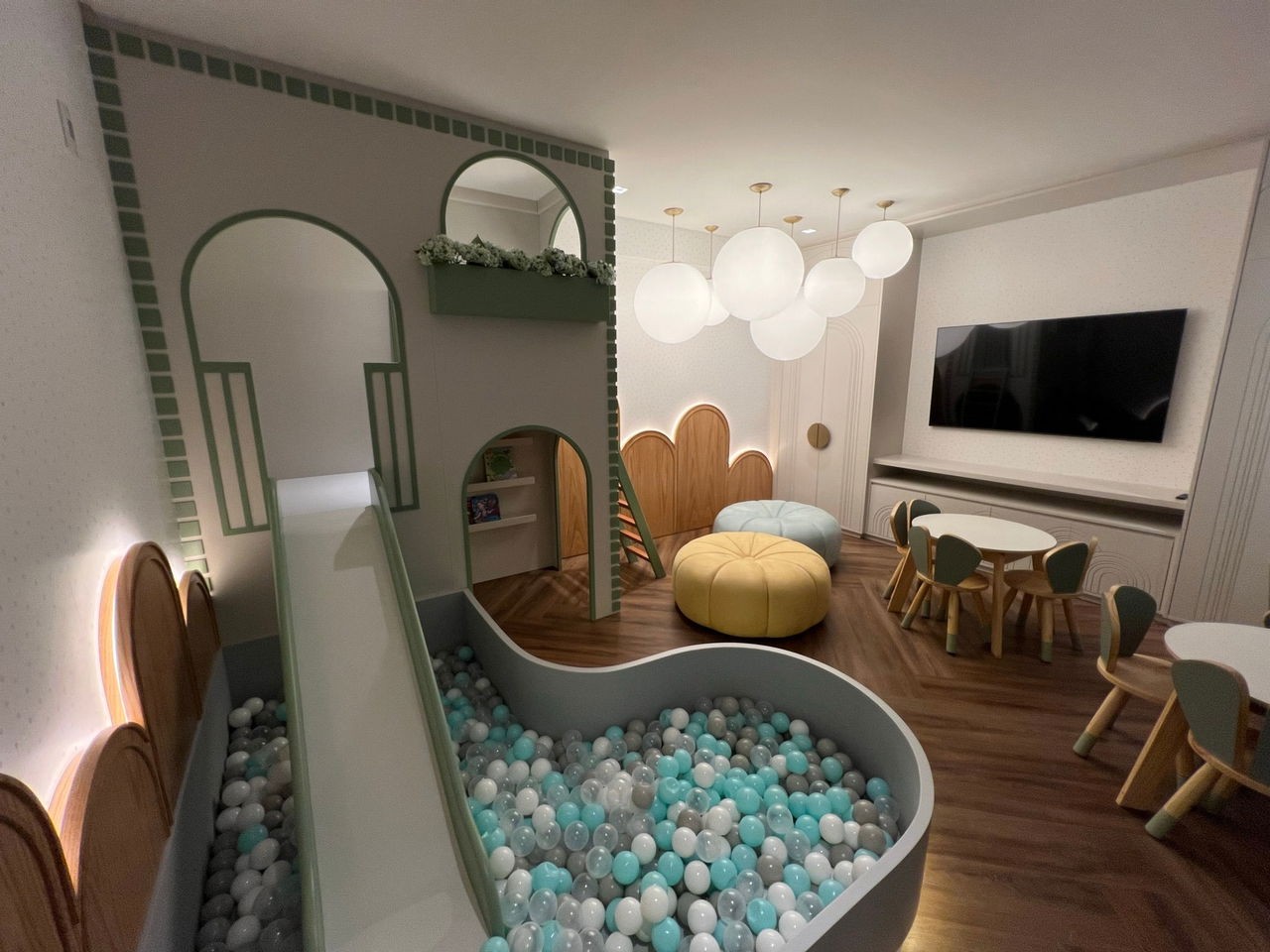Apartamento de Luxo Frente Mar Pronto Para Morar em Itapema/SC, bairro Meia Praia. 180m², 4 suítes e 3 vagas de garagem. Localização privilegiada.