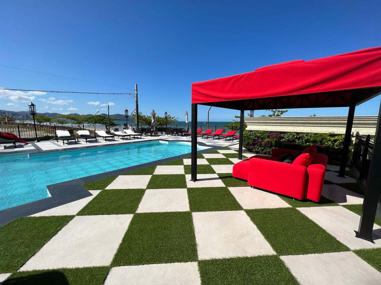 Apartamento Frente Mar Pronto Mobiliado em Itapema/SC no bairro Meia Praia,Localização Privilegiada, 180m² com 4 suítes e 4 vagas de garagem. Investir
