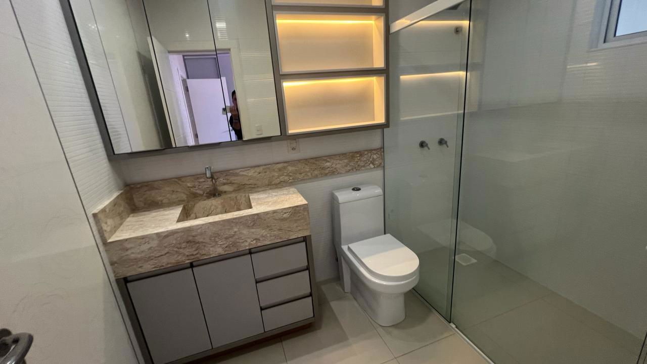 Apartamento Pronto Mobiliado em Itapema/SC no bairro Meia Praia, com 268m², 4suítes e 2vagas de gragem. Ótima localização a 400m do mar. Investimento.