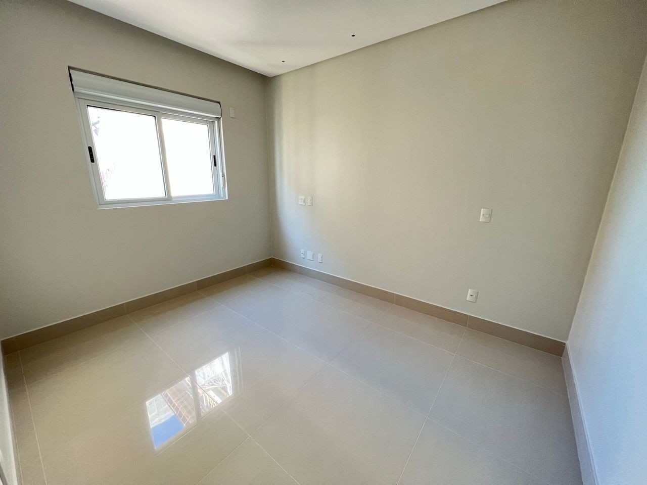 Apartamento Novo e Pronto para morar na cidade de Itapema/SC no bairro Morretes, com 2 Suítes e 1 Vaga de garagem, com Lazer Completo. Bem localizado.