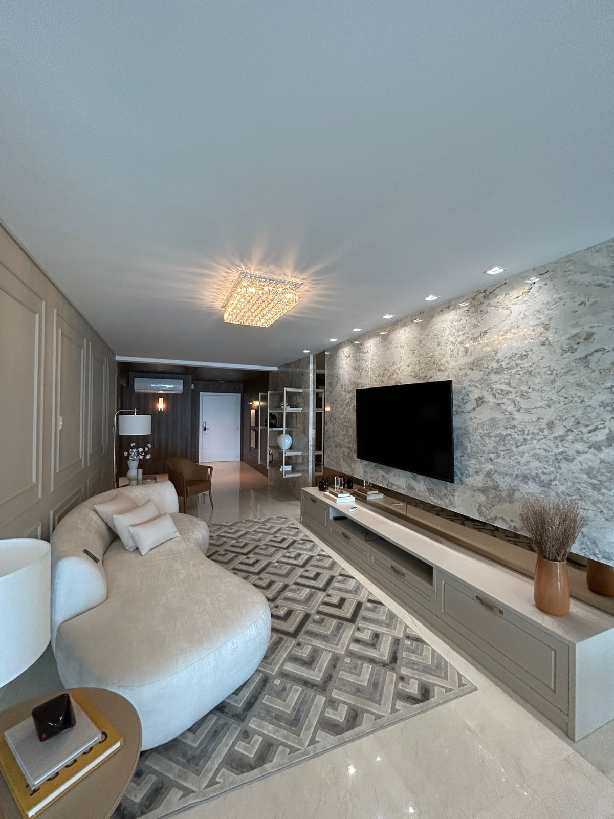 Apartamento Frente Mar Pronto Mobiliado em Itapema/SC no bairro Meia Praia,Localização Privilegiada, 180m² com 4 suítes e 4 vagas de garagem. Investir