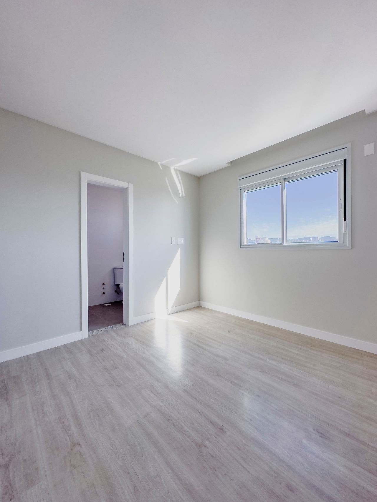 Apartamento de Luxo pronto no Centro de Balneário Camboriú-SC: 03 Quartos, 3 Suítes, 4 Banheiros, 3 Vagas, 135,60m².