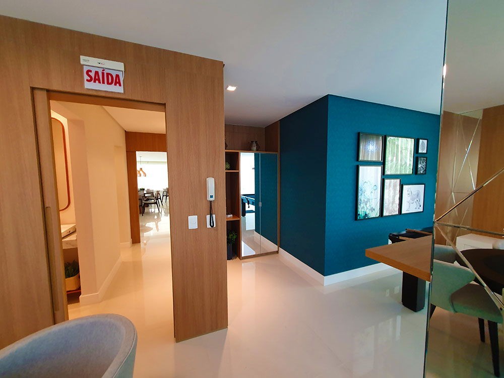 Apartamento de Luxo Pronto no Centro de Balneário Camboriú-SC: 3 suítes, 4 banheiros, 3 vagas de garagem, 145,82m² de área.