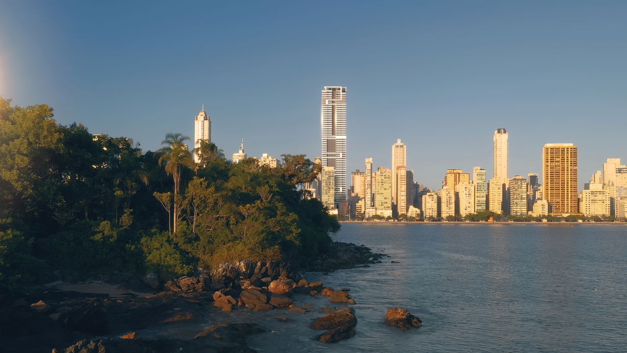 Apartamento de Luxo em Construção à Venda no Centro de Balneário Camboriú-SC: 4 Quartos, 4 Suítes, 5 Banheiros, 3 Vagas de Garagem, 171,66 m² de Área.