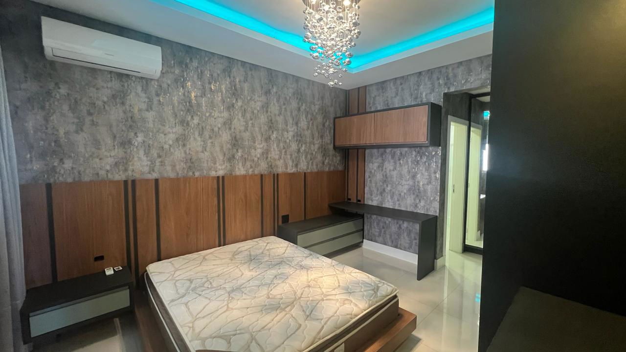 Apartamento Pronto Mobiliado em Itapema/SC no bairro Meia Praia, com 268m², 4suítes e 2vagas de gragem. Ótima localização a 400m do mar. Investimento.