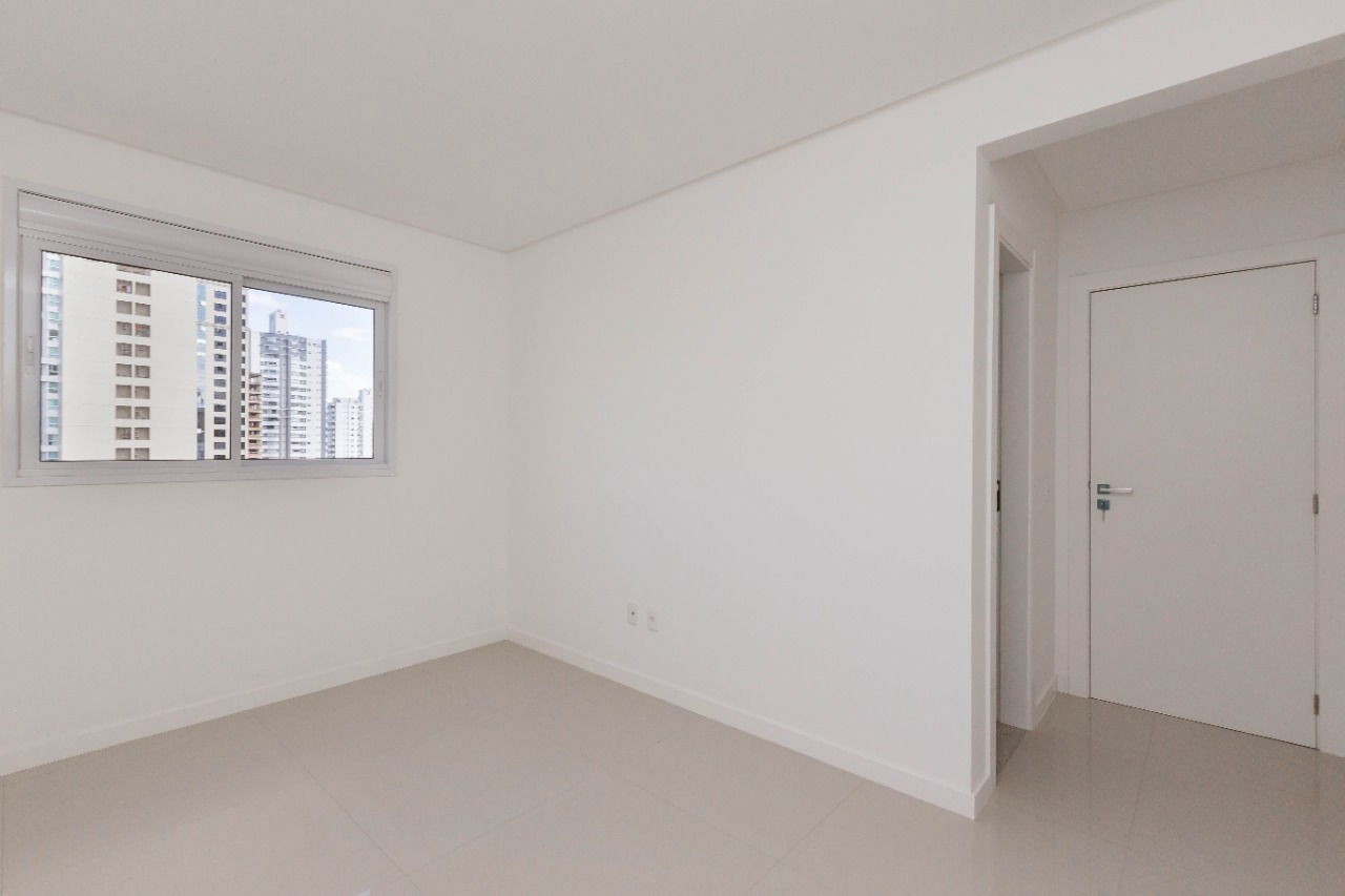 Apartamento de luxo Pronto na cidade de Balneário Camboriú/SC, no bairro Centro, com 4 Suítes e 3 Vagas de Garagem. Localização Privilegiada.