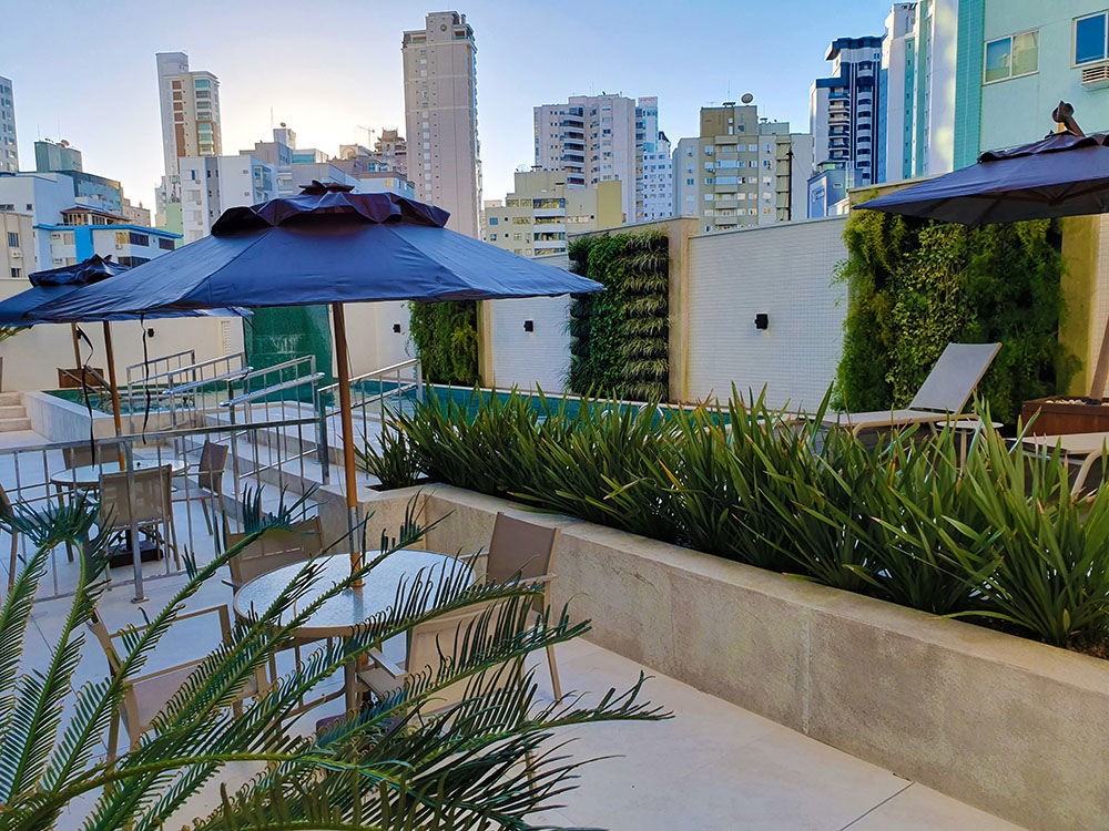 Apartamento de Luxo Pronto no Centro de Balneário Camboriú-SC: 3 suítes, 4 banheiros, 3 vagas de garagem, 145,82m² de área.
