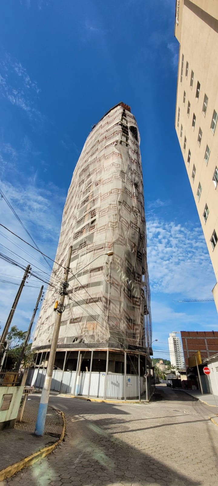 Apartamento em Construção na cidade de Itapema/SC no bairro Meia Praia, 1 dormitório e 1 Vaga de garagem. Bem localizado. Investir