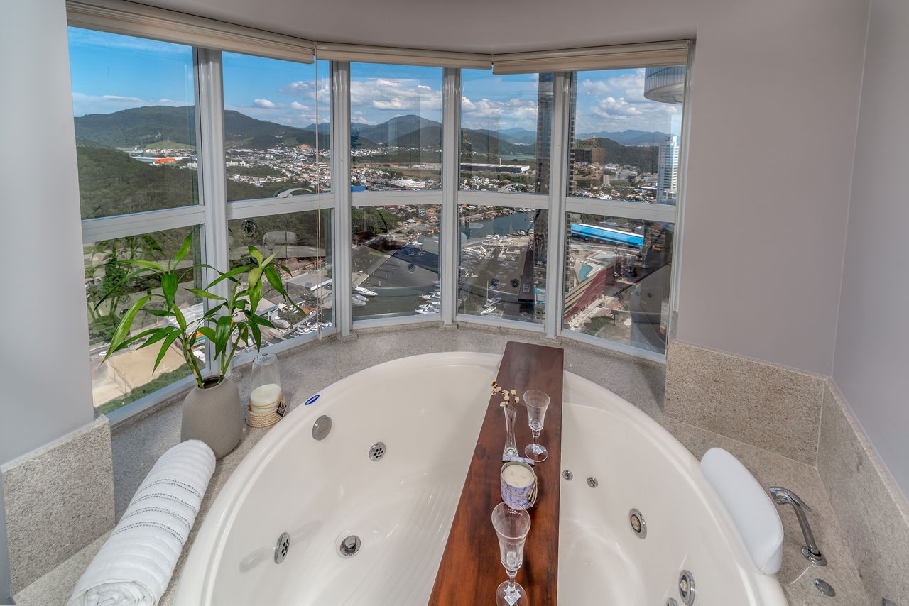 Luxuoso apartamento pronto à venda no Centro de Balneário Camboriú-SC: 4 quartos, 4 suítes, 4 banheiros, 4 vagas de garagem, 233m².