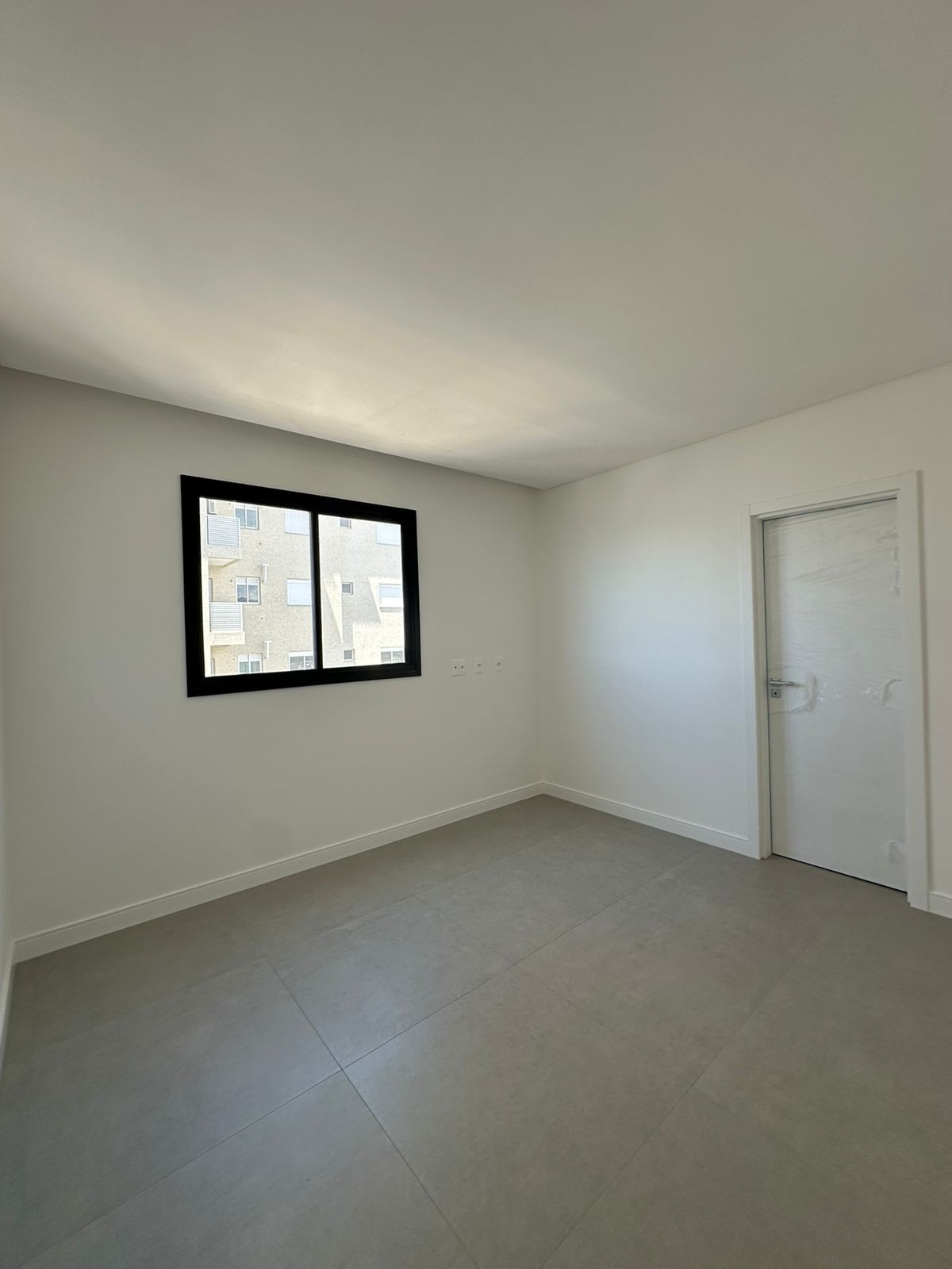 Apartamento Novo e Pronto para Morar em Itapema/SC no bairro Andorinha, a 480m do mar, com 137m², 3 Suítes e 3 Vagas de garagem, com Lazer Completo.