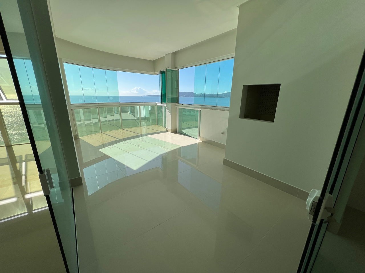 Apartamento Novo e Pronto para morar na cidade de Itapema/SC no bairro Morretes, com 2 Suítes e 1 Vaga de garagem, com Lazer Completo. Bem localizado.