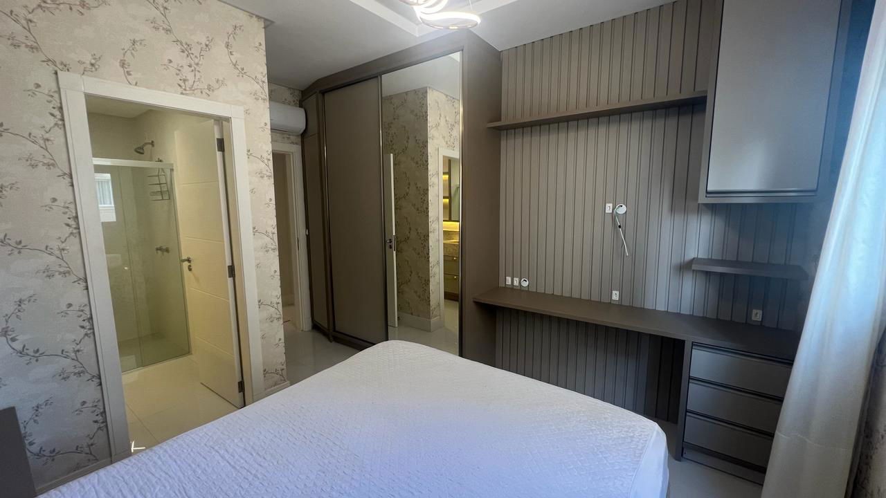 Apartamento Pronto Mobiliado em Itapema/SC no bairro Meia Praia, com 268m², 4suítes e 2vagas de gragem. Ótima localização a 400m do mar. Investimento.