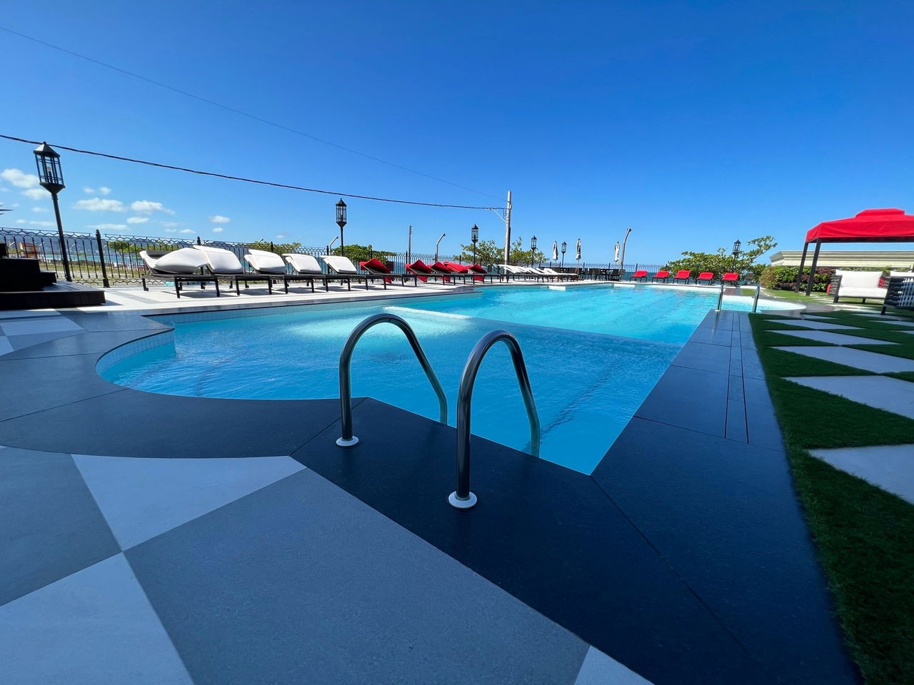Apartamento de Luxo Frente Mar Pronto Para Morar em Itapema/SC, bairro Meia Praia. 180m², 4 suítes e 3 vagas de garagem. Localização privilegiada.