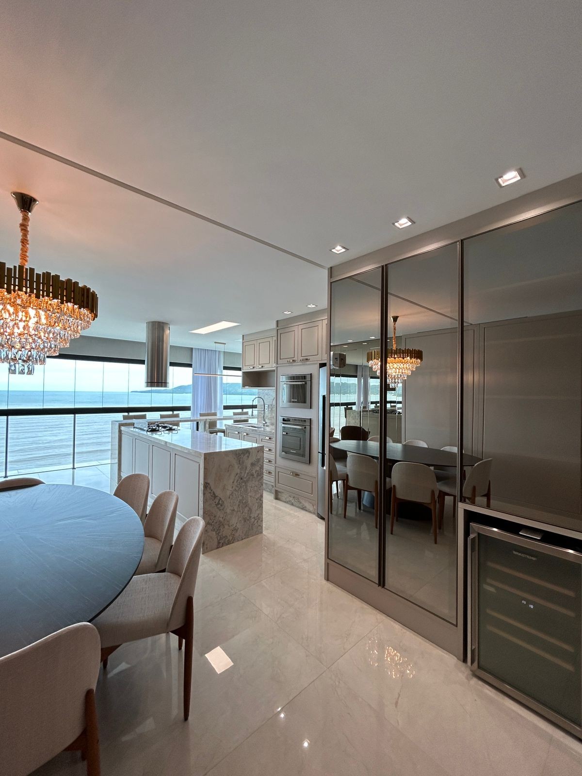 Apartamento Frente Mar Pronto Mobiliado em Itapema/SC no bairro Meia Praia,Localização Privilegiada, 180m² com 4 suítes e 4 vagas de garagem. Investir