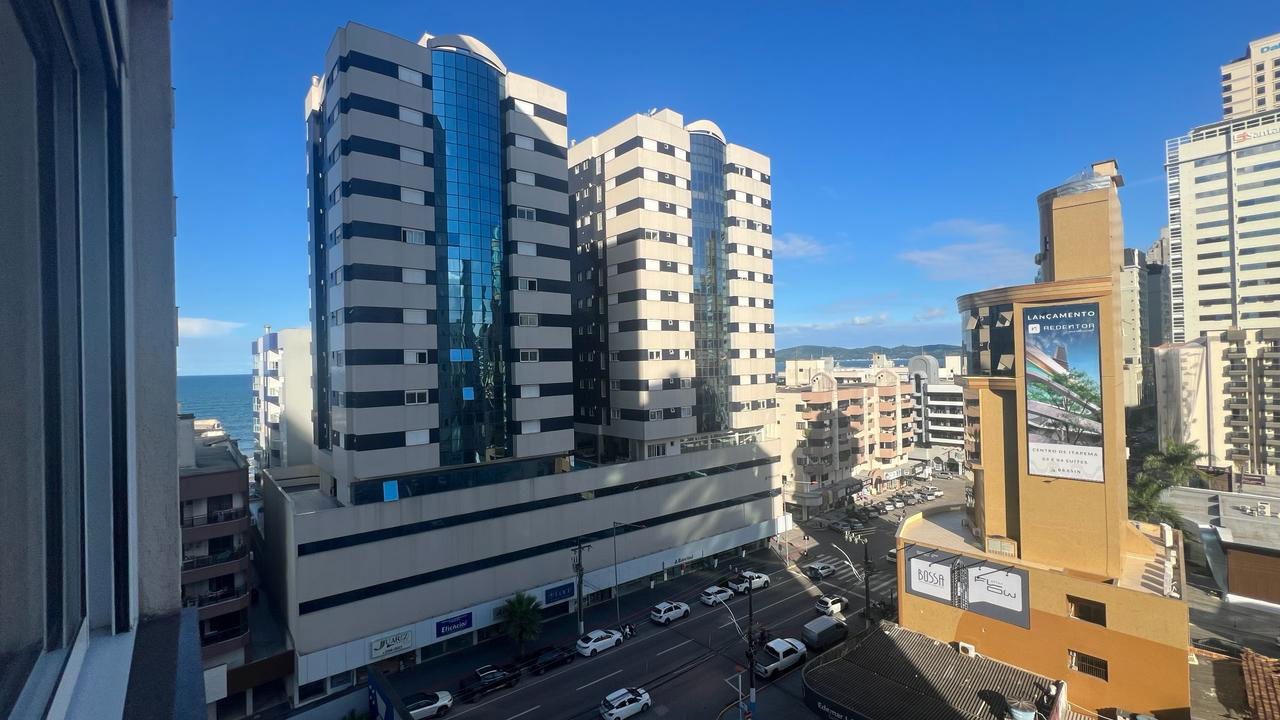 Apartamento Pronto Mobiliado em Itapema/SC no bairro Meia Praia, com 268m², 4suítes e 2vagas de gragem. Ótima localização a 400m do mar. Investimento.