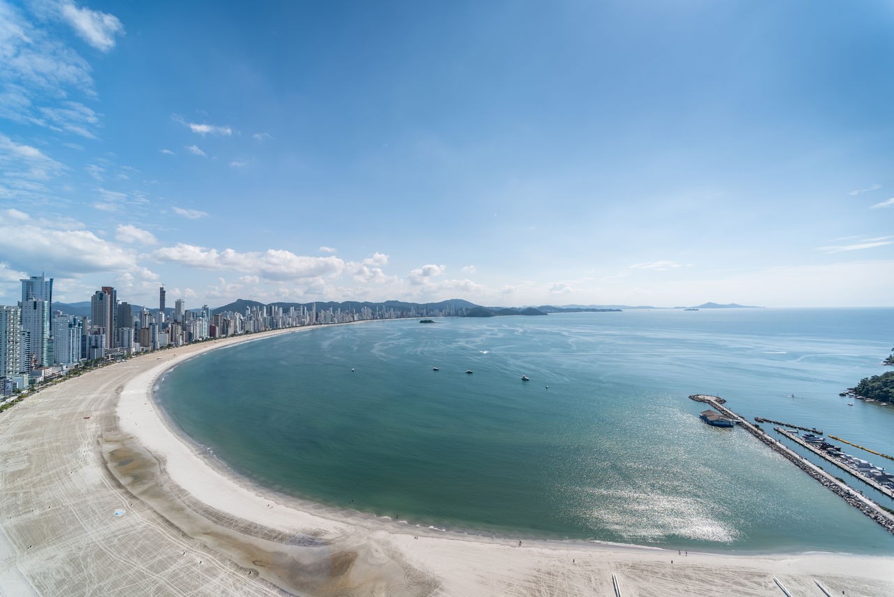 Luxuoso apartamento pronto à venda no Centro de Balneário Camboriú-SC: 4 quartos, 4 suítes, 4 banheiros, 4 vagas de garagem, 233m².