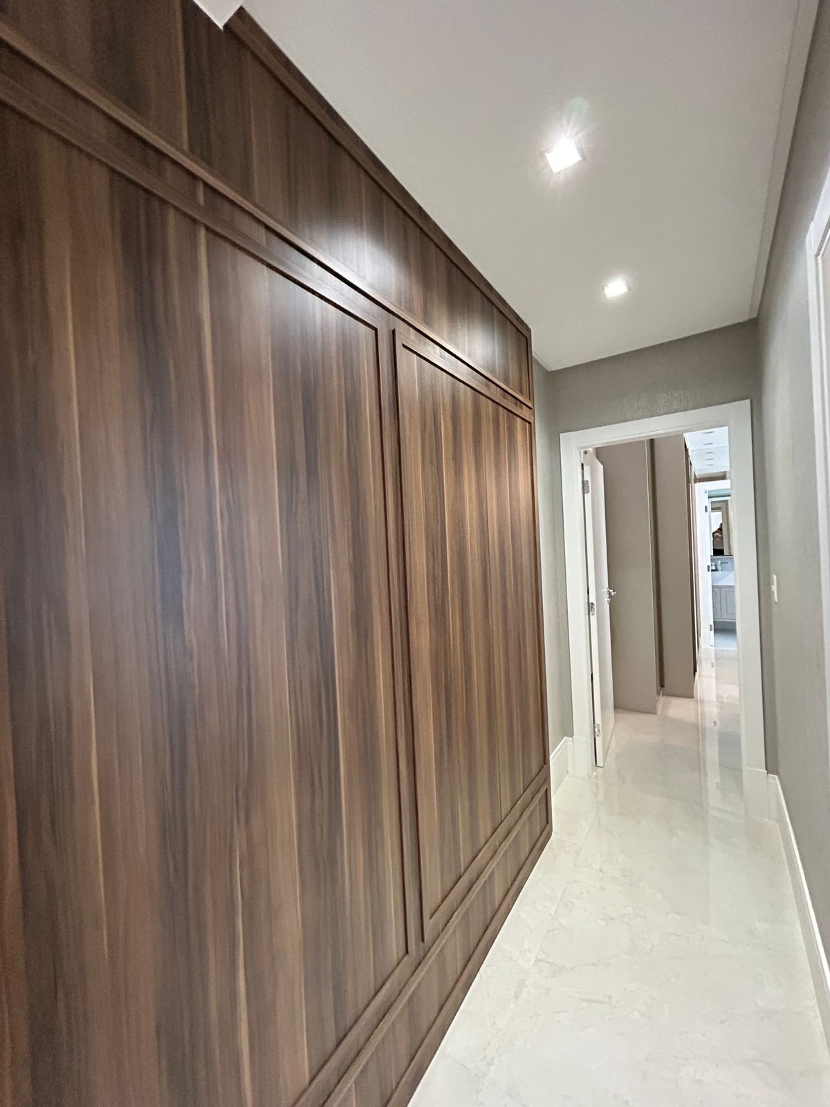 Apartamento Frente Mar Pronto Mobiliado em Itapema/SC no bairro Meia Praia,Localização Privilegiada, 180m² com 4 suítes e 4 vagas de garagem. Investir