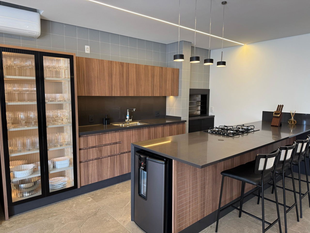 Apartamento Pronto para morar em Camboriú/SC com 70m² área privativa sendo 2 dormitórios e 1 suíte, 2 vagas de garagem, área de lazer completa