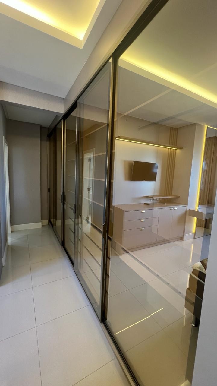 Apartamento Pronto Mobiliado em Itapema/SC no bairro Meia Praia, com 268m², 4suítes e 2vagas de gragem. Ótima localização a 400m do mar. Investimento.