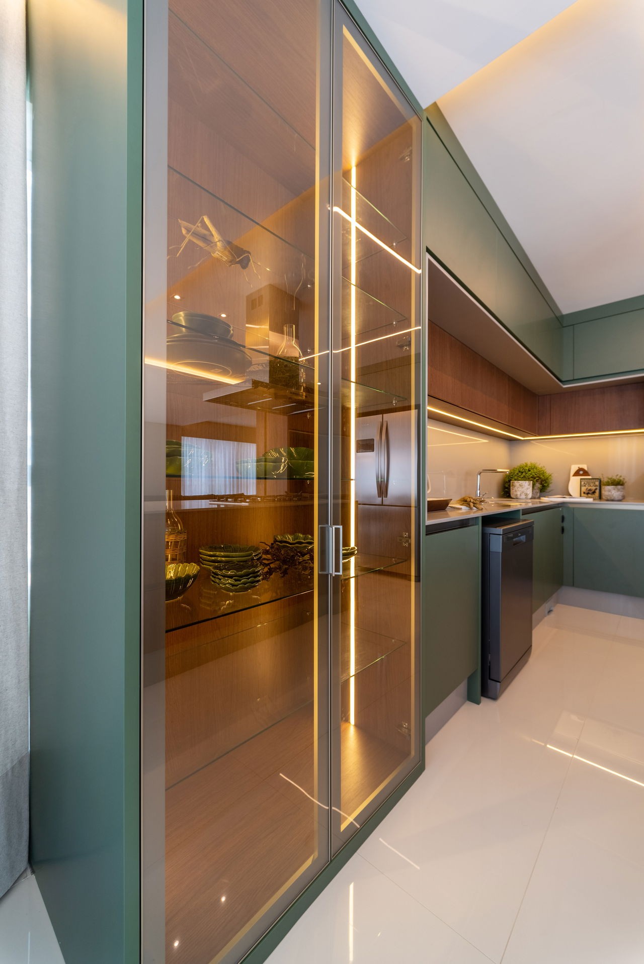 Apartamento de Luxo pronto à Venda no Centro de Balneário Camboriú-SC: 4 Quartos, 4 Suítes, 5 Banheiros, 4 Vagas de Garagem, 237m² de Área