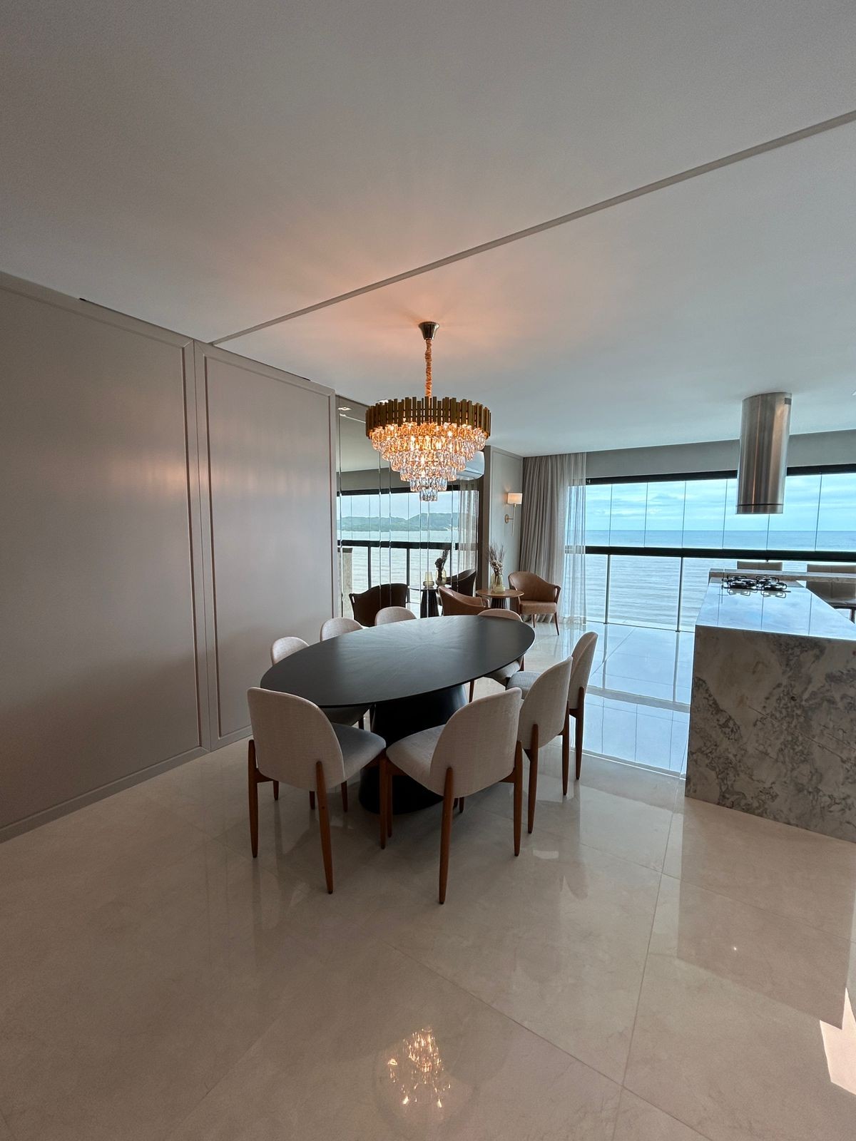 Apartamento Frente Mar Pronto Mobiliado em Itapema/SC no bairro Meia Praia,Localização Privilegiada, 180m² com 4 suítes e 4 vagas de garagem. Investir